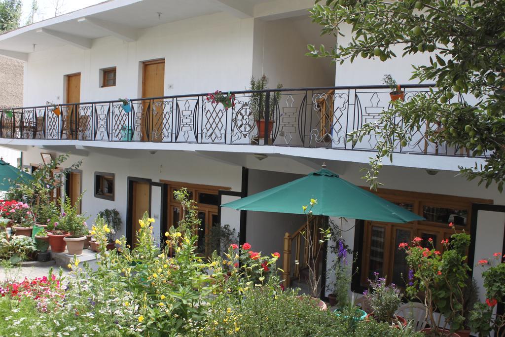 Travellers House Hotell Leh Exteriör bild